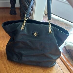 BARELY WORN: TORY BURCH BLACK PURSE